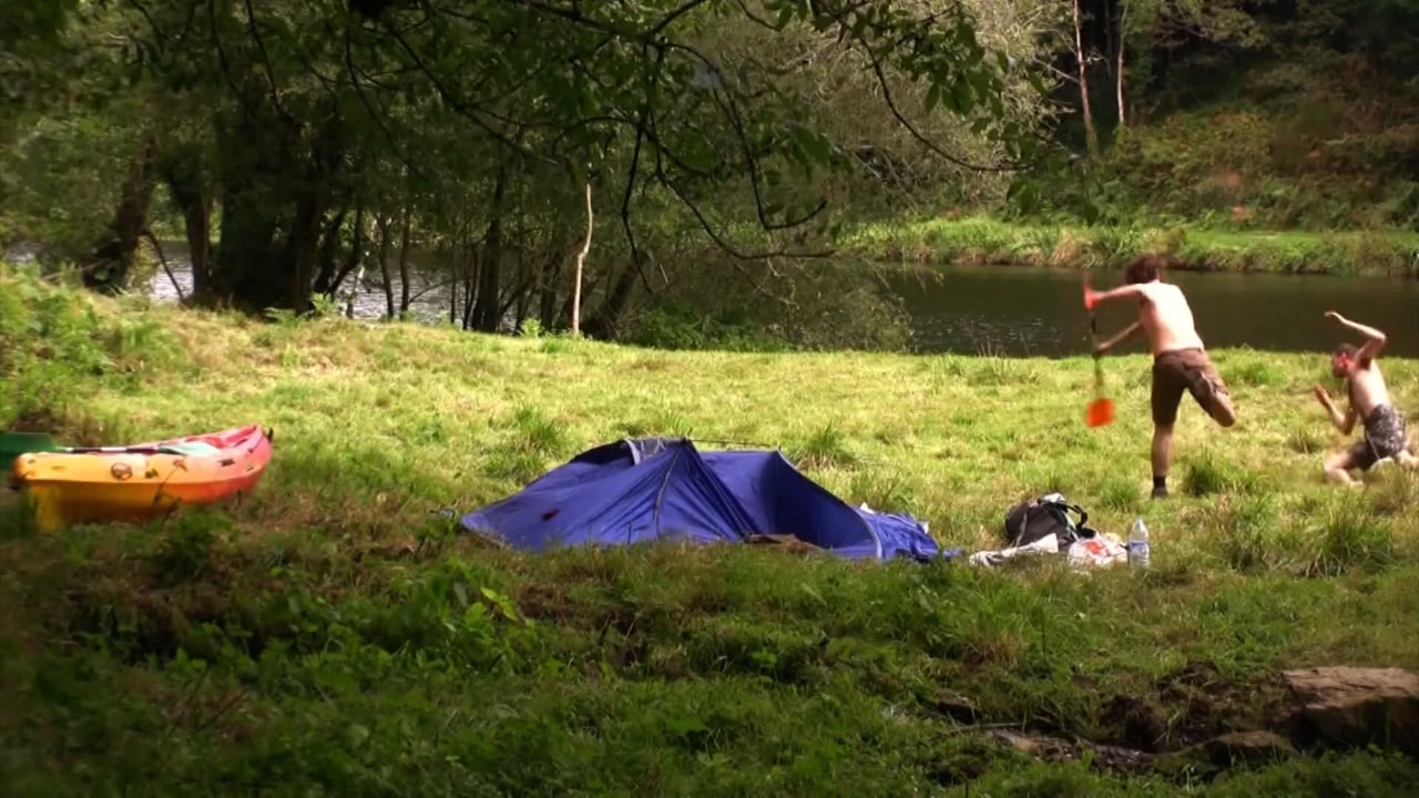 Наблюдение за парой у реки, ночная атака и последующее насилие